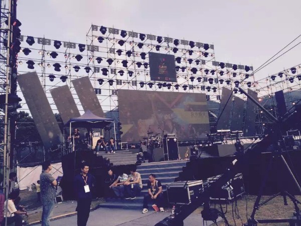 演出時突遇強暴雨，如何做好舞臺租賃設備的應急預案？