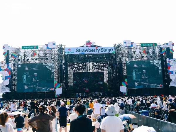 大連草莓音樂節(jié)舞臺(tái)燈光設(shè)備租賃成功案例
