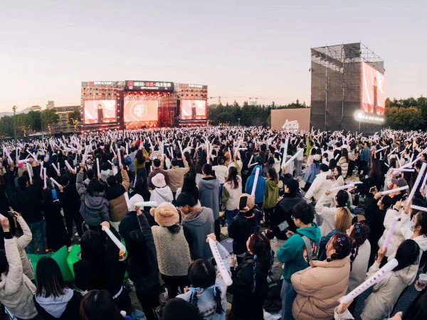 鑫禾舞美淺談市場上燈光租賃價格的不同之處1