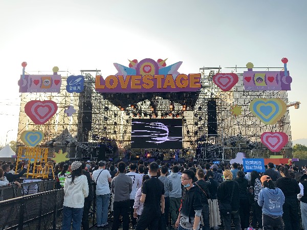 2020年杭州草莓音樂節(jié)舞臺燈光設(shè)備租賃成功案例