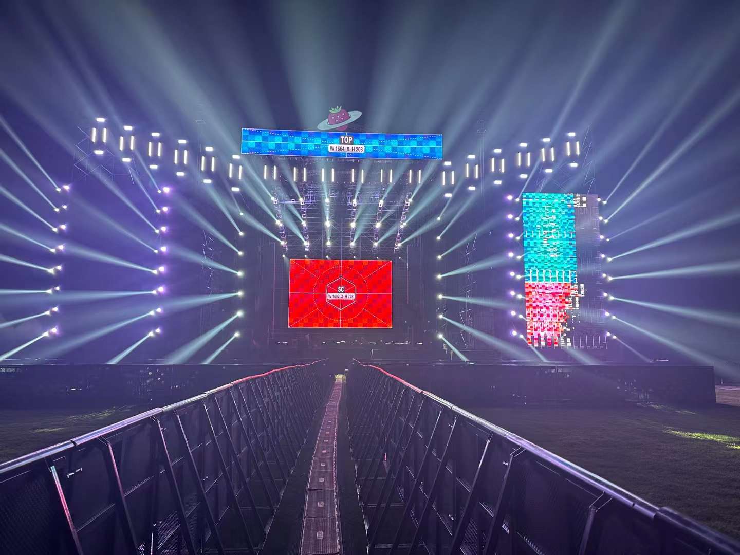 杭州草莓音樂節又來襲，鑫禾舞美燈光租賃設備助力圓滿收官