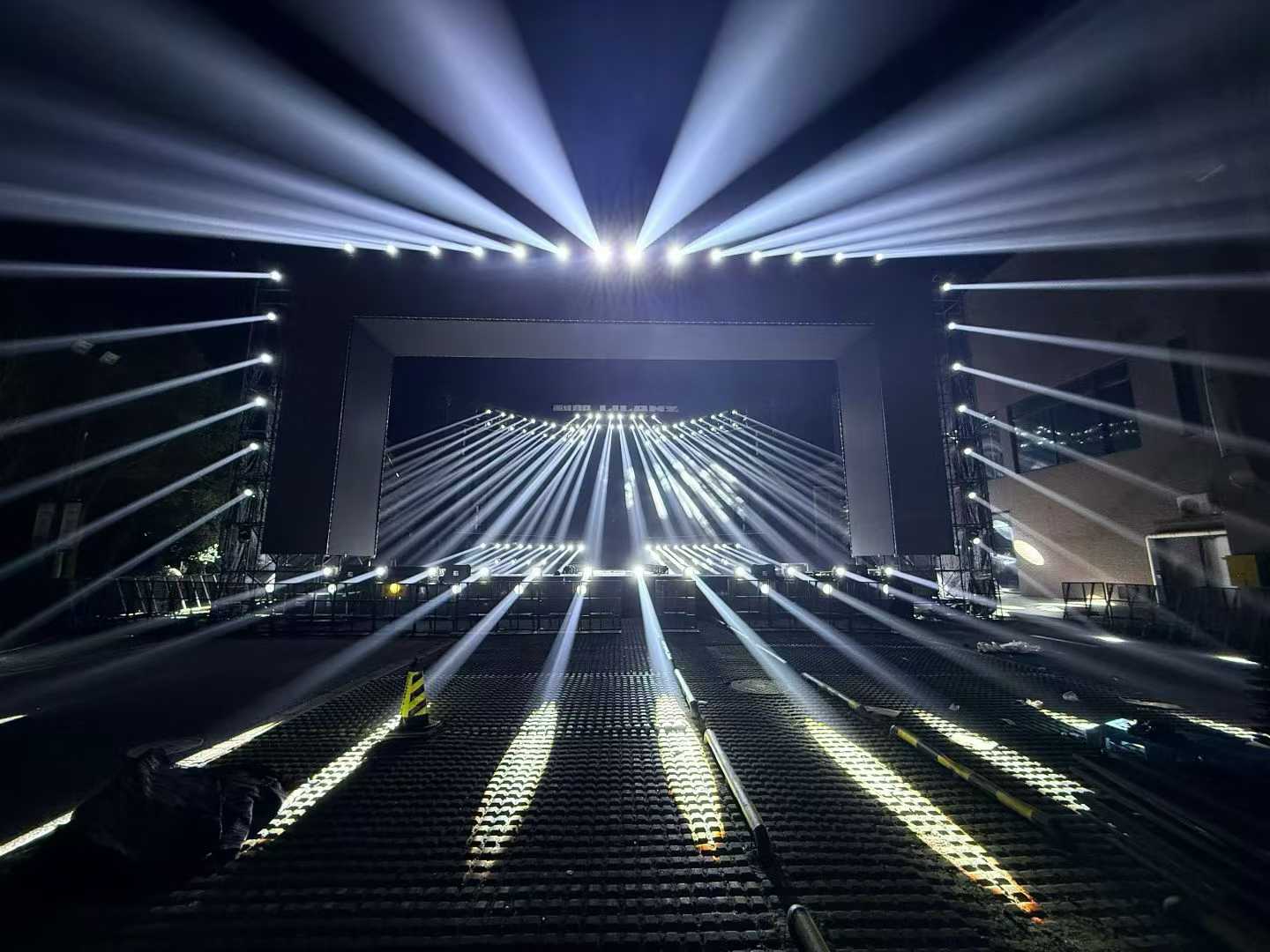 胡夏寧波杉井奧特萊斯明星見(jiàn)面會(huì)舞臺(tái)搭建與設(shè)備服務(wù)圓滿成功