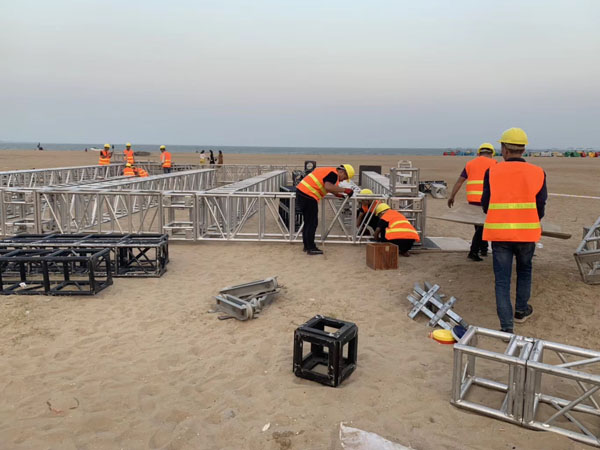 帶你參觀草莓音樂節舞臺搭建全過程