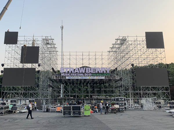 鑫禾舞美助力杭州草莓音樂節舞臺燈光雷亞架租賃