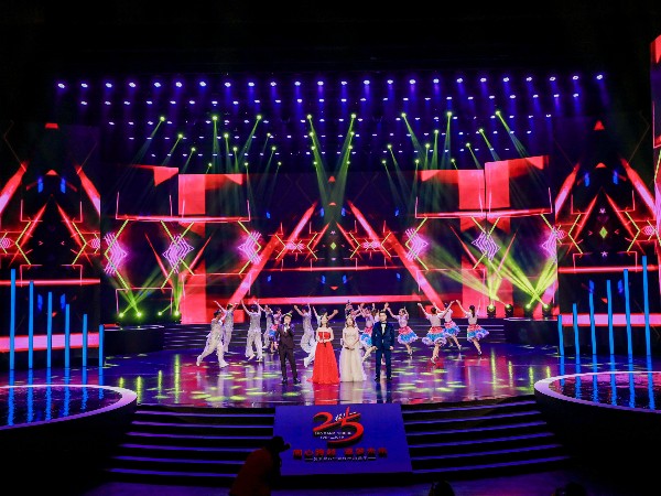 浦發(fā)銀行25周年文藝匯演燈光租賃案例