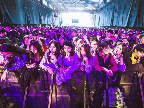 淺談大型戶(hù)外演出防爆欄的重要性