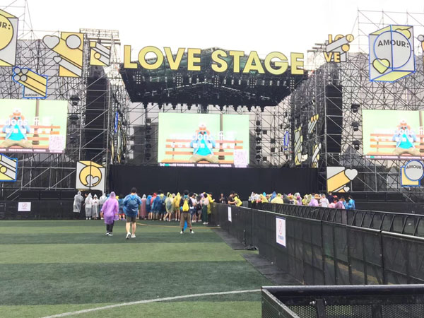 淺談大型戶(hù)外演出防爆欄的重要性