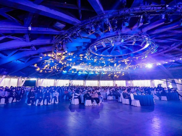 年會(huì)舞臺(tái)燈光租賃屏你選好了嗎？