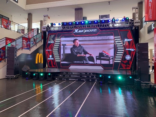 特步&杉井奧萊戰略合作發布會舞臺搭建