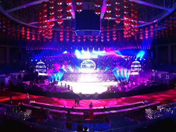 選擇好的晚會舞臺設備租用需要什么