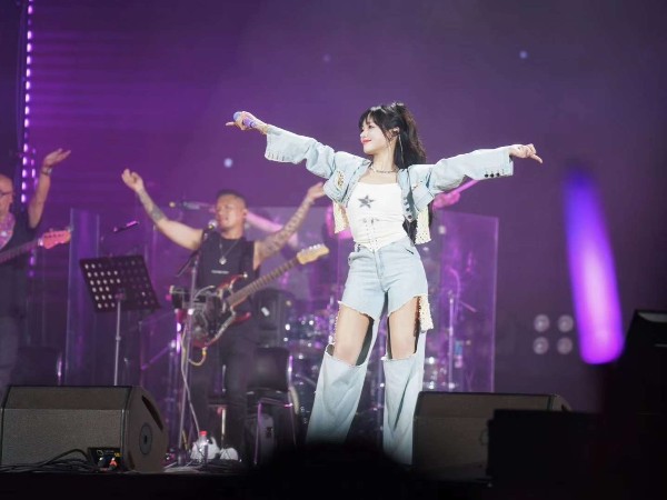 黃霄雲廣州演唱會燈光租賃設備鑫禾舞美助力圓滿成功案例