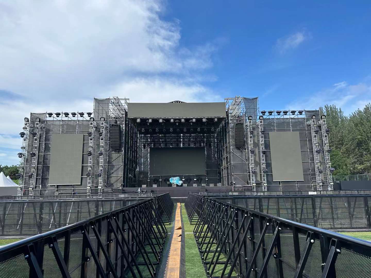 沈陽草莓音樂節鑫禾舞美助燃現場舞臺設備租賃成功案例1