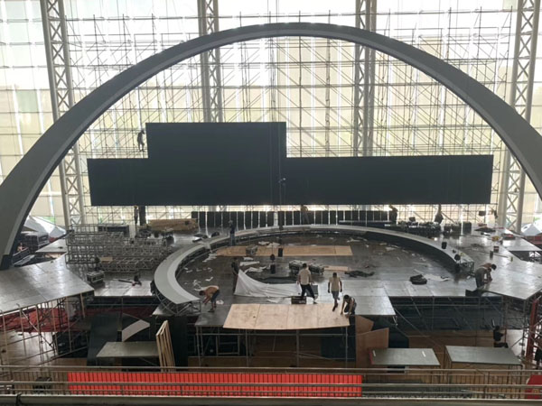 大型歡樂秀“我們開學啦”舞臺搭建案例